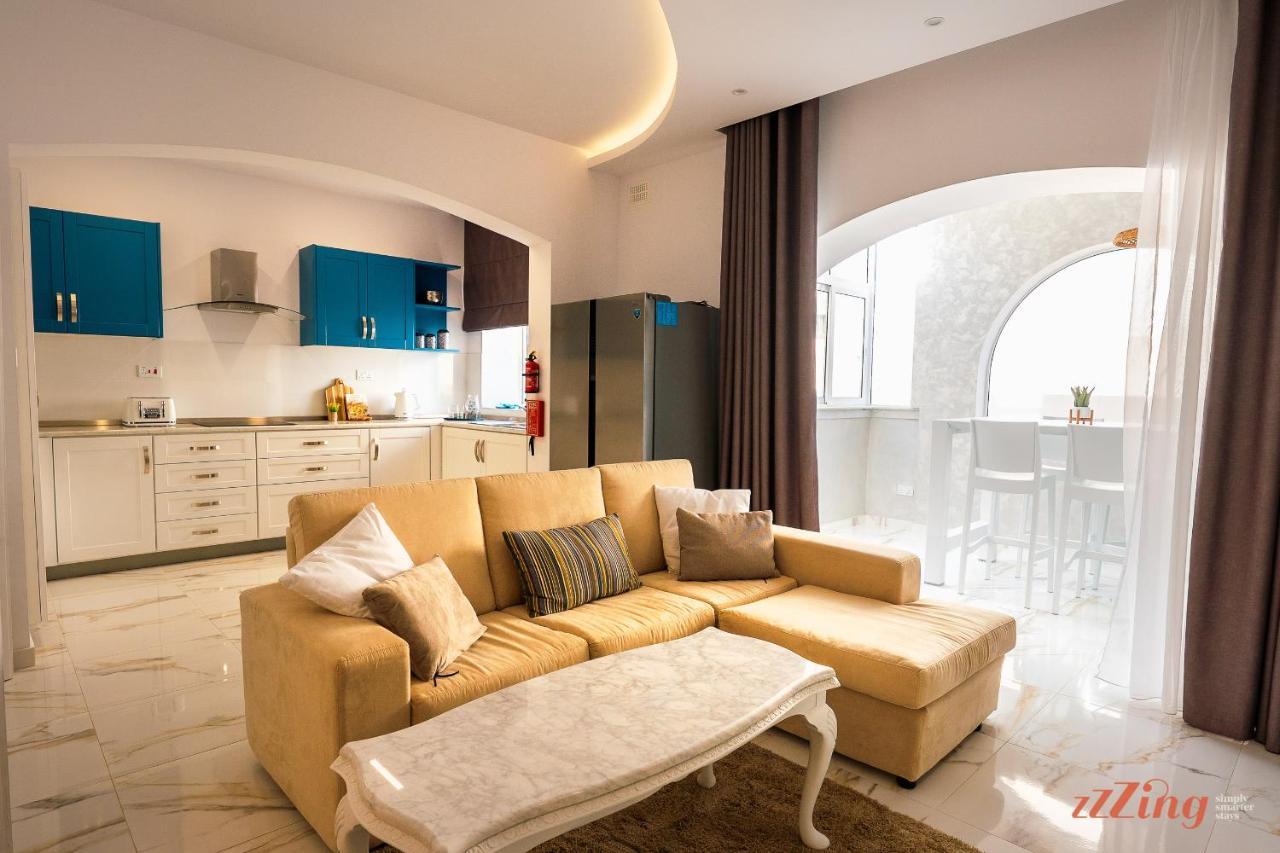 Stunning Holiday Villa With A Heated Jacuzzi Сент-Полс-Бей Экстерьер фото