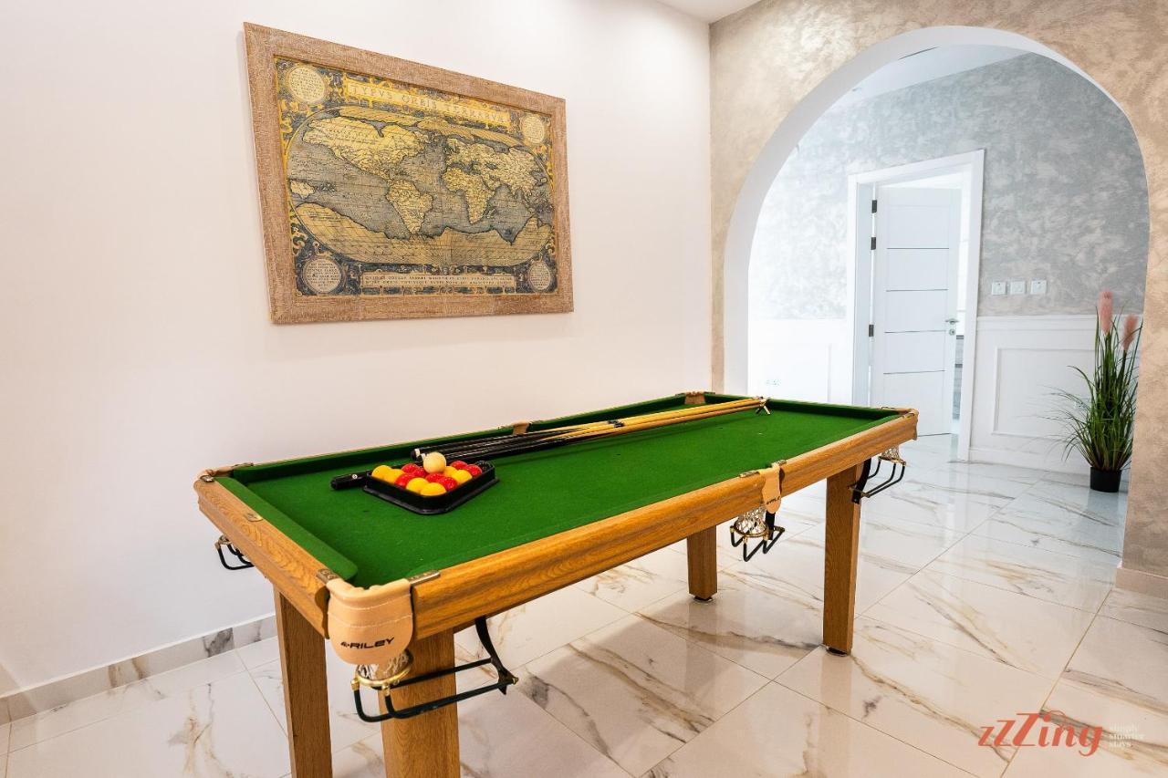 Stunning Holiday Villa With A Heated Jacuzzi Сент-Полс-Бей Экстерьер фото